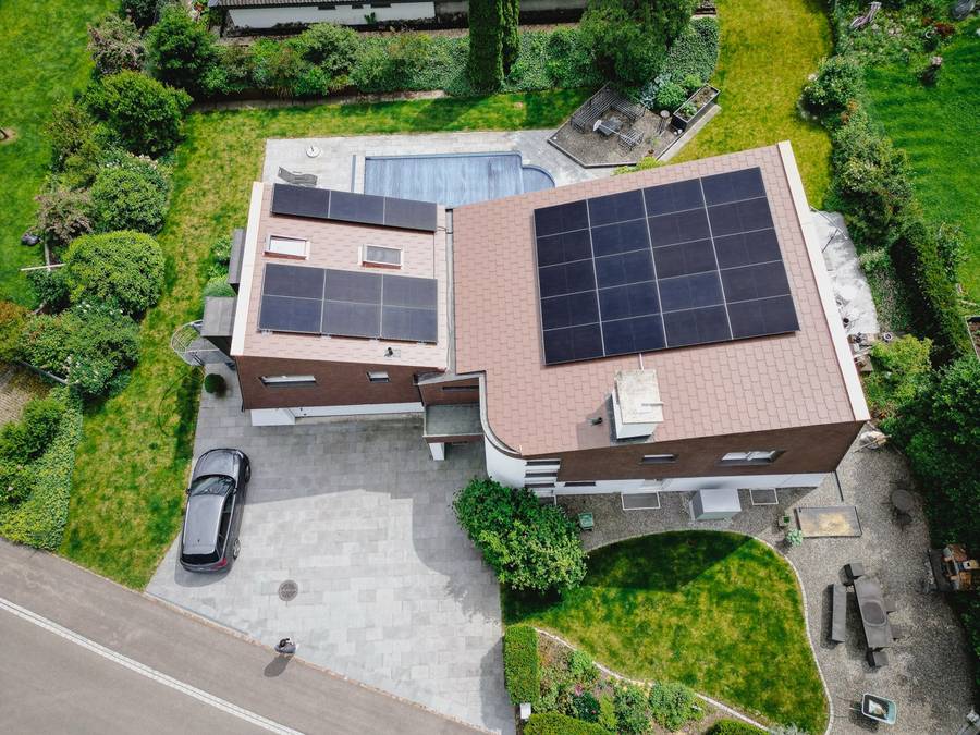 13,34 kWp mehr – Anlage auf einem Einfamilienhaus mit Biberschwanzschindeln in Brütten