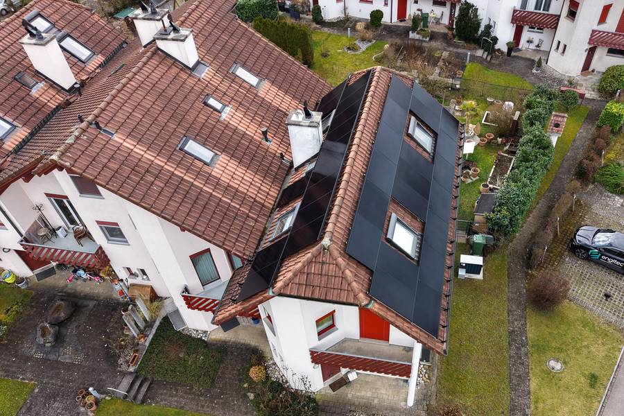 16.32 kWp mehr – Anlage auf einem Mehrfamilienhaus mit einem Ziegeldach in Neftenbach