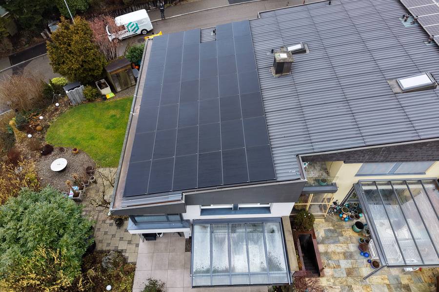 19.27 kWp mehr – Anlage auf einem Mehrfamilienhaus mit einem Welleternitdach in Uster