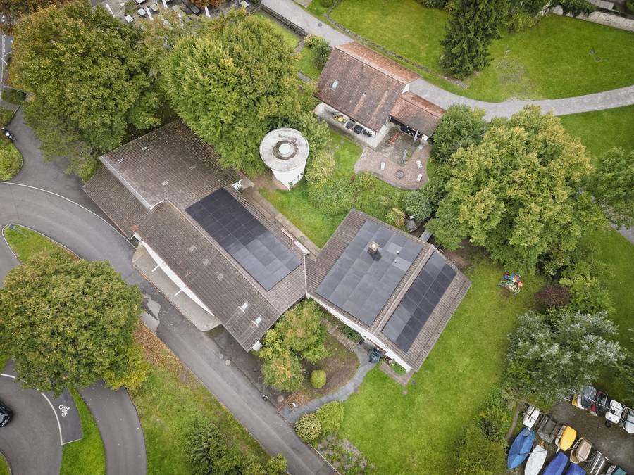 39,15 kWp mehr – Anlage auf einem Bootshaus mit einem Ziegeldach am Greifensee in Greifensee