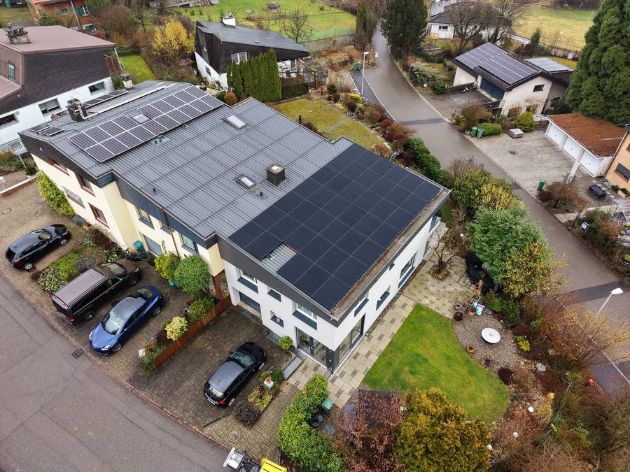 19.27 kWp mehr – Anlage auf einem Mehrfamilienhaus mit einem Welleternitdach in Uster