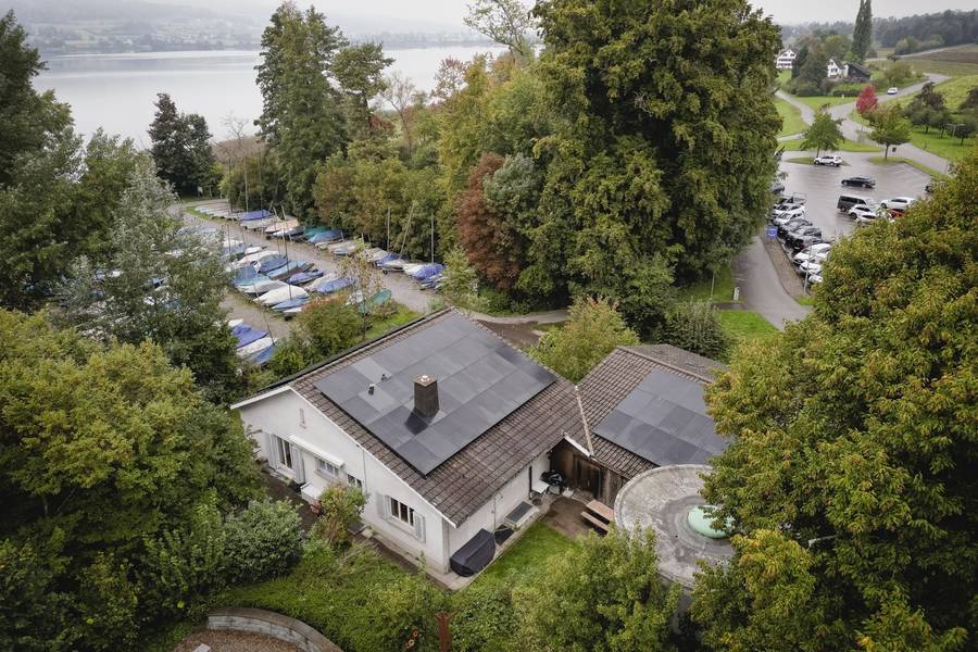 39,15 kWp mehr – Anlage auf einem Bootshaus mit einem Ziegeldach am Greifensee in Greifensee