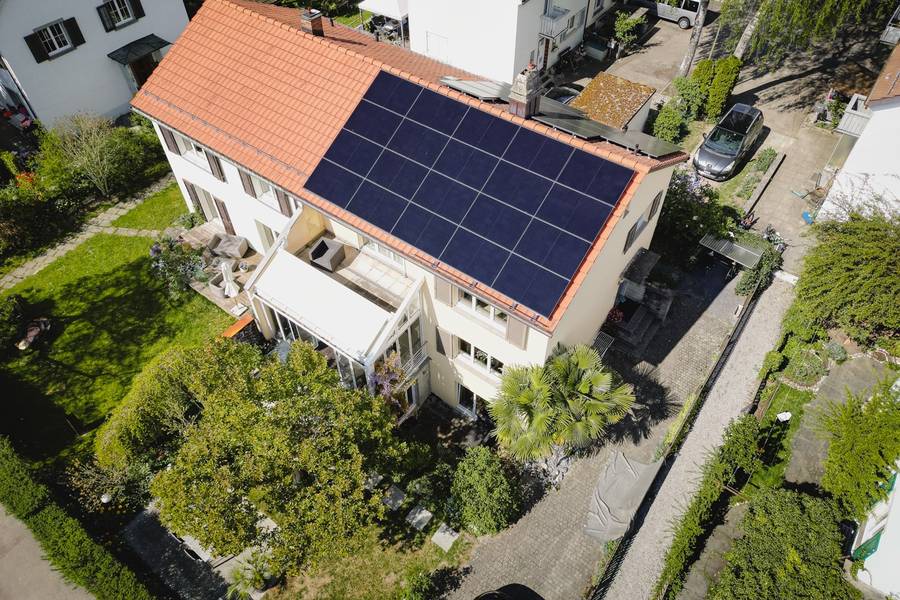 15.35 kWp mehr – Anlage auf einem Einfamilienhaus mit einem Ziegeldach in Winterthur