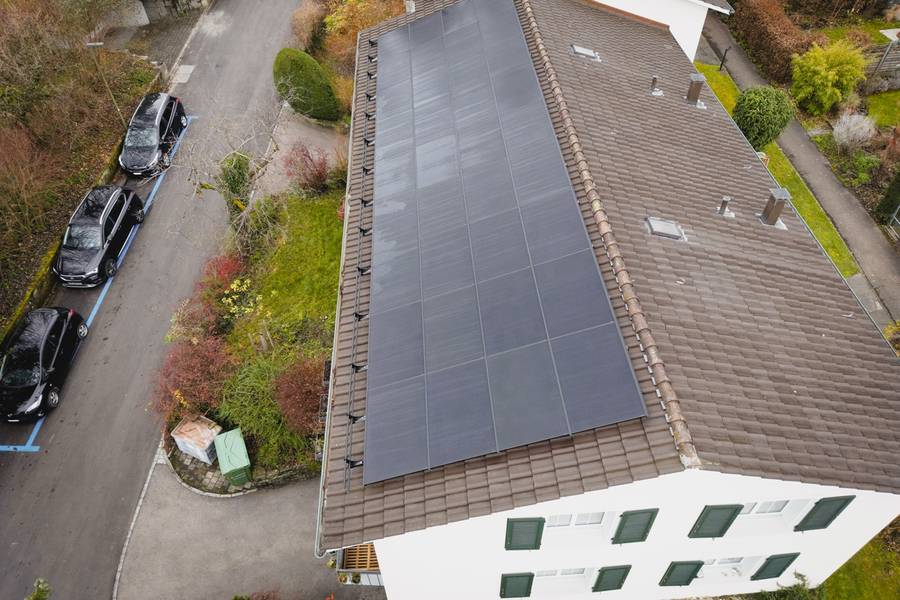 17,1 kWp mehr – Anlagen auf einem Mehrfamilienhaus mit einem Schrägdach in Winterthur