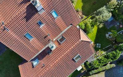 16.32 kWp mehr – Anlage auf einem Mehrfamilienhaus mit einem Ziegeldach in Neftenbach
