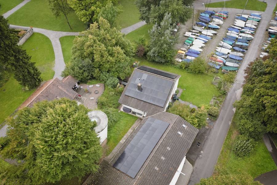 39,15 kWp mehr – Anlage auf einem Bootshaus mit einem Ziegeldach am Greifensee in Greifensee