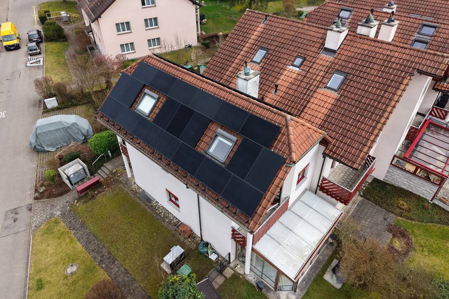 16.32 kWp mehr – Anlage auf einem Mehrfamilienhaus mit einem Ziegeldach in Neftenbach