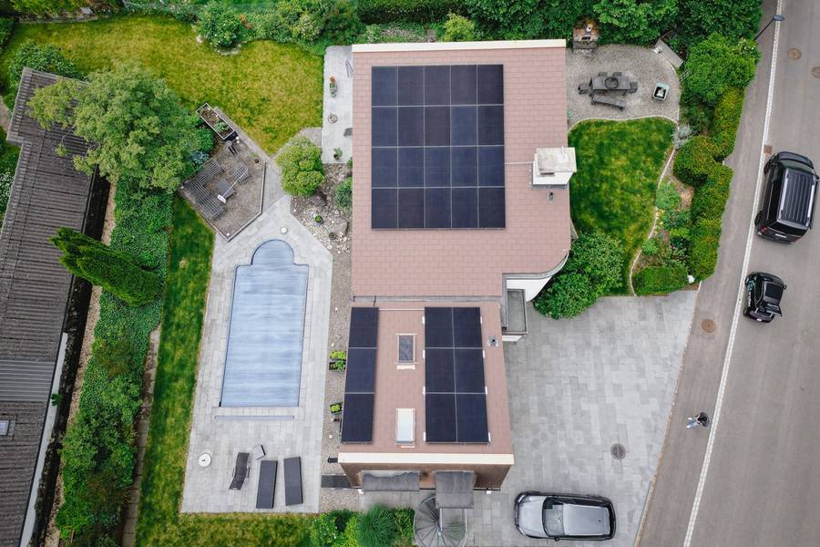 13,34 kWp mehr – Anlage auf einem Einfamilienhaus mit Biberschwanzschindeln in Brütten